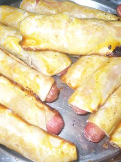 Una foto de Empanadas de salchichas y queso con curry
