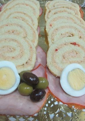 Una foto de Pionono arrollado con crema de atún