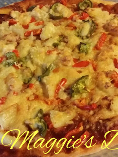 Una foto de Pizza Hawaiana con salsa BBQ