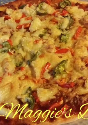 Una foto de Pizza Hawaiana con salsa BBQ