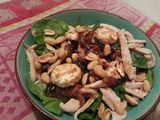 Ensalada de pollo con cebolla caramelizada