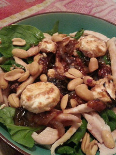 Una foto de Ensalada de pollo con cebolla caramelizada