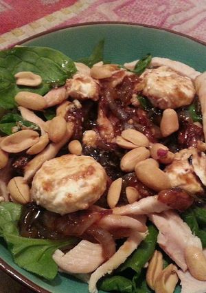Una foto de Ensalada de pollo con cebolla caramelizada