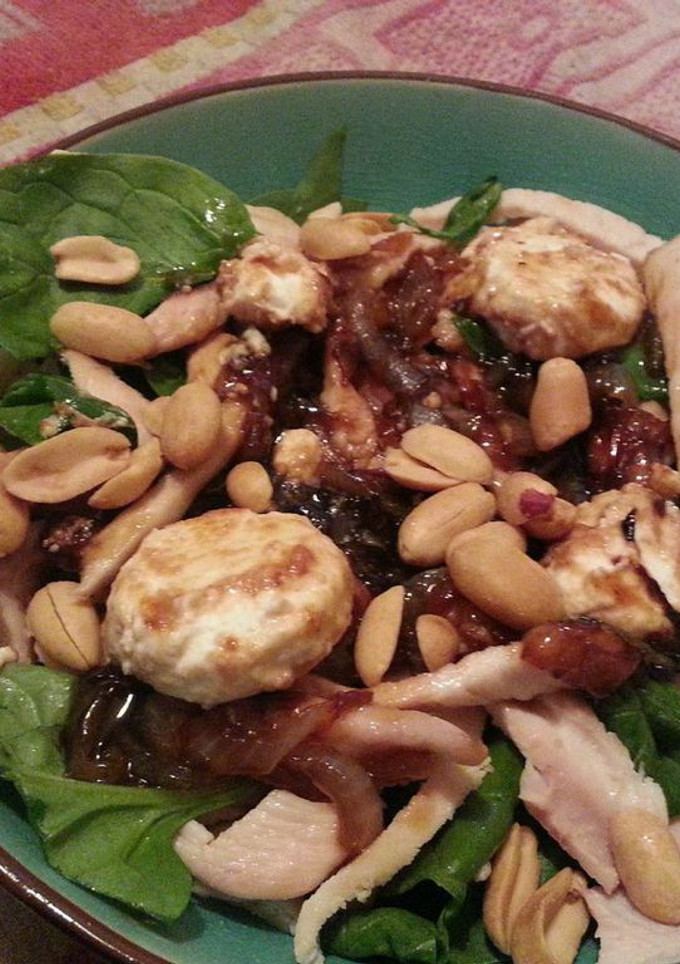 Una foto de Ensalada de pollo con cebolla caramelizada