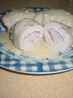 Una foto de Rollitos de pechuga rellenos de bacón y queso