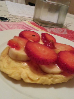 Una foto de Tortilla dulce con frutos rojos