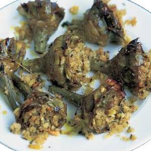 Alcachofas al horno con almendras mollar y hierbas aromáticas