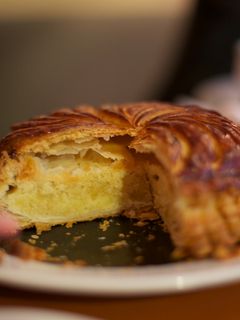 Una foto de Gâteau des rois o pastel de reyes francés