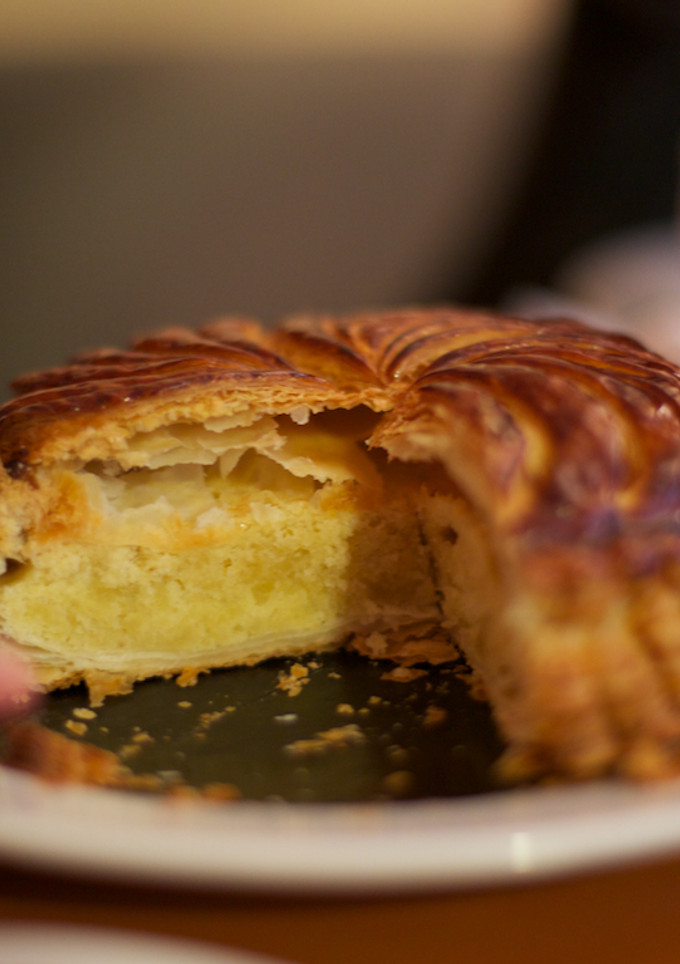 Una foto de Gâteau des rois o pastel de reyes francés