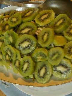Una foto de Ensalada de kiwi con palitos de cangrejo y caviar