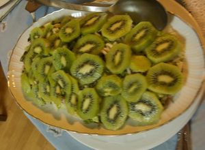 Una foto de Ensalada de kiwi con palitos de cangrejo y caviar