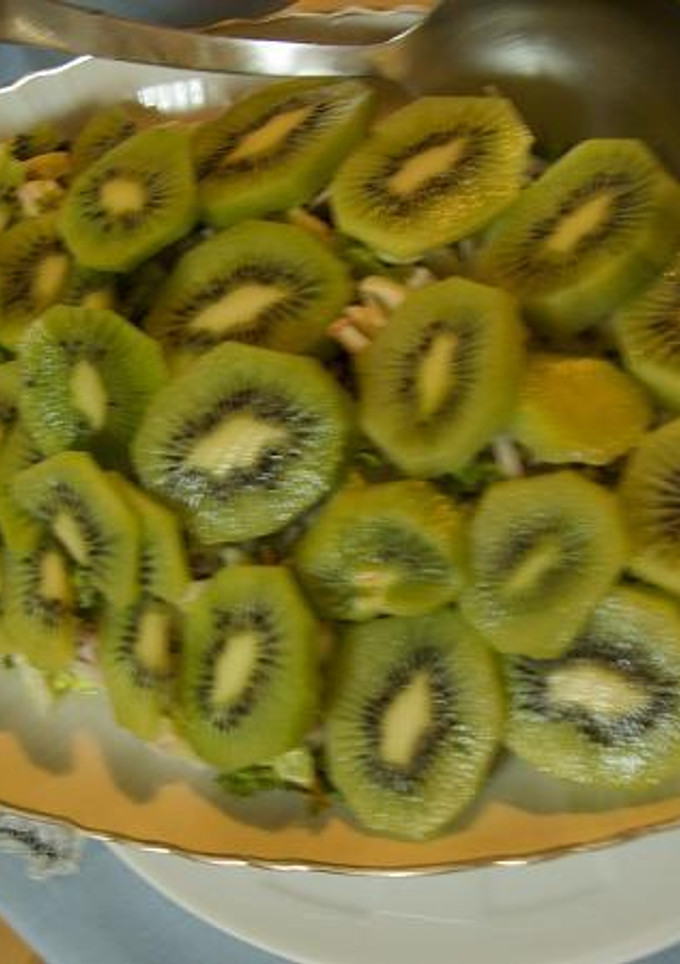 Una foto de Ensalada de kiwi con palitos de cangrejo y caviar
