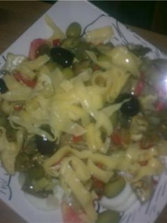 Una foto de Ensalada Griega con tomate, pepinos y pimientos