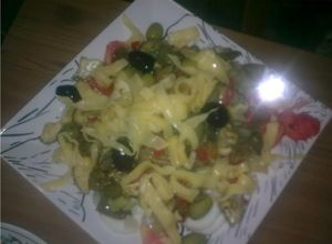 Una foto de Ensalada Griega con tomate, pepinos y pimientos