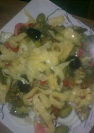 Una foto de Ensalada Griega con tomate, pepinos y pimientos