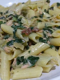 Una foto de Pasta sin gluten con salmón y espinacas