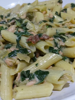 Una foto de Pasta sin gluten con salmón y espinacas