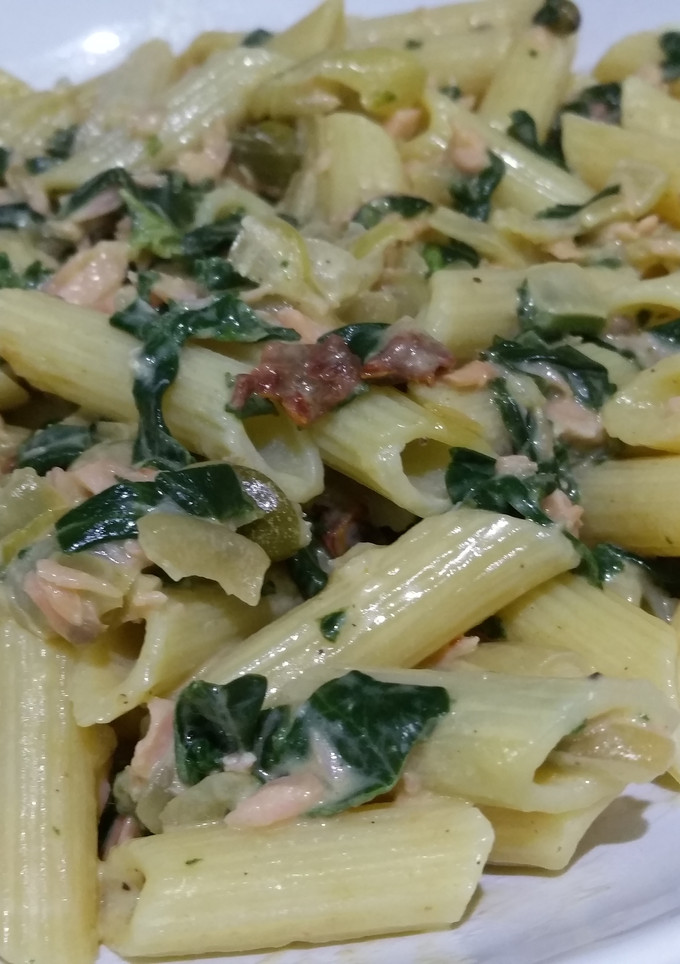 Una foto de Pasta sin gluten con salmón y espinacas