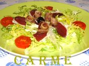 Una foto de ensalada con pato