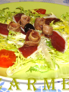 Una foto de Ensalada de jamón de pato y anchoas