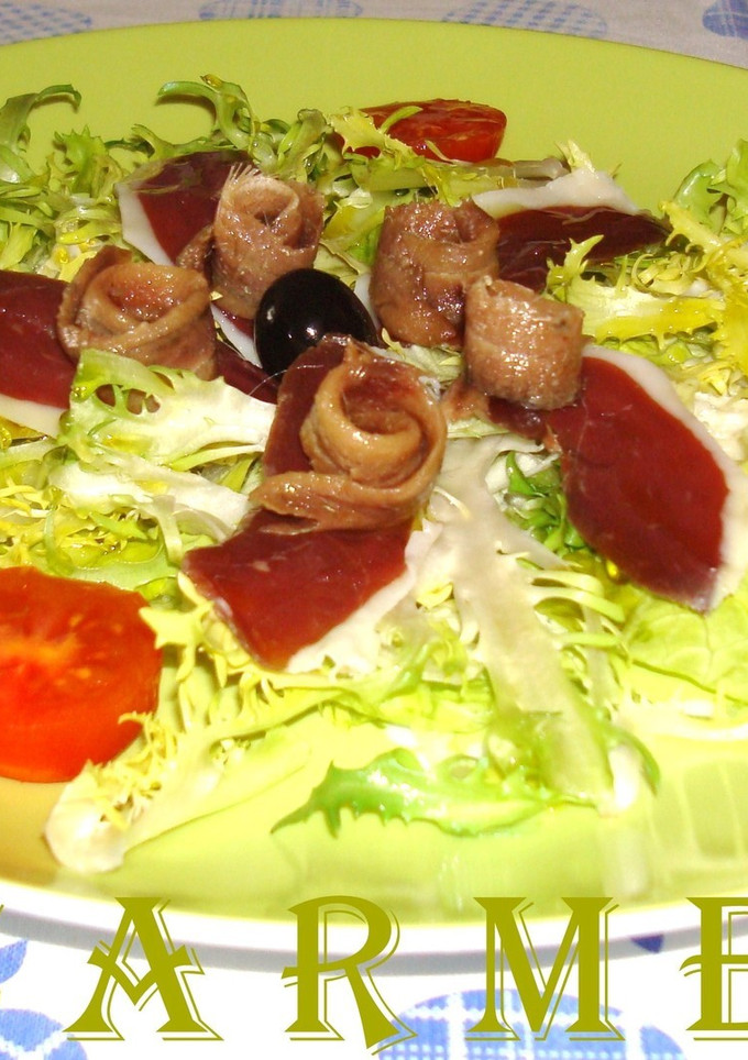Una foto de Ensalada de jamón de pato y anchoas