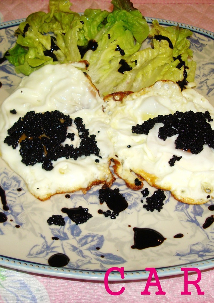 Una foto de Huevos fritos con caviar