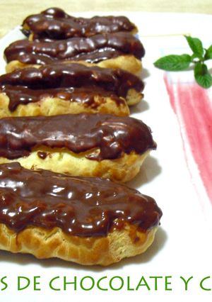 Una foto de Éclairs de chocolate y crema