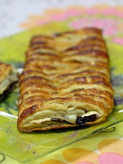 Una foto de Trenza de hojaldre caramelizada con queso brie y mermelada de moras