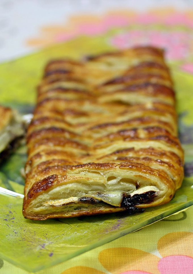 Una foto de Trenza de hojaldre caramelizada con queso brie y mermelada de moras