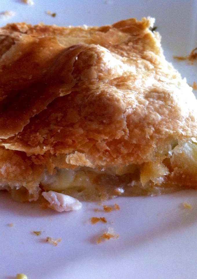 Una foto de Hojaldre de pollo con calabacín y cebolla