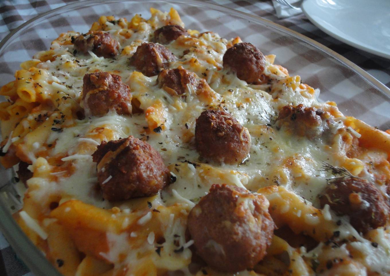 Macarrones con albóndigas al horno
