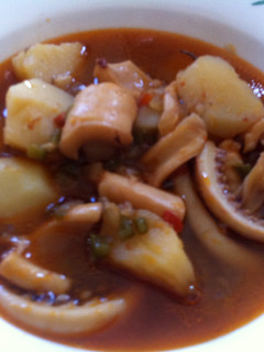 Una foto de Papas con potas (o calamares)