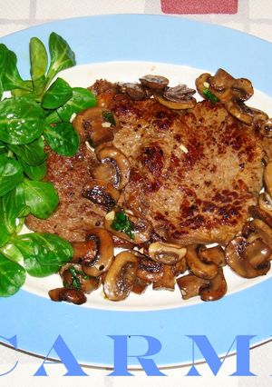 Una foto de Entrecot a la pimienta y champiñones al all i julivert