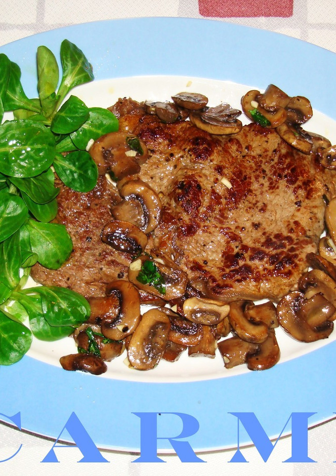 Una foto de Entrecot a la pimienta y champiñones al all i julivert