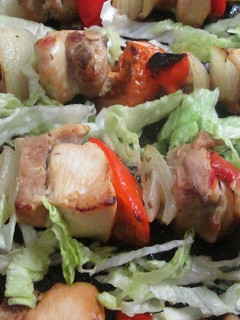 Una foto de Brocheta mixta de cerdo, pollo y verduras