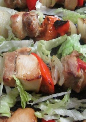 Una foto de Brocheta mixta de cerdo, pollo y verduras