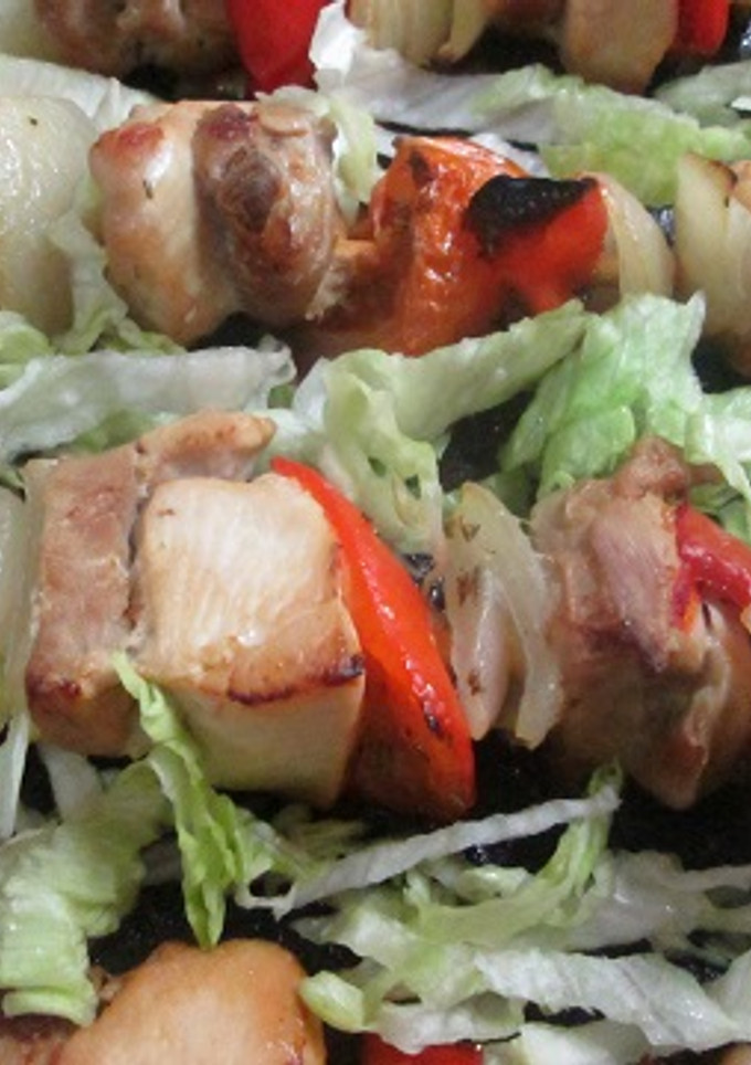 Una foto de Brocheta mixta de cerdo, pollo y verduras