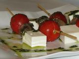 Brocheta de queso, cherry y anchoa