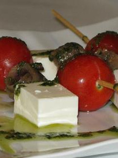 Una foto de Brocheta de queso, cherry y anchoa