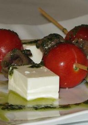 Una foto de Brocheta de queso, cherry y anchoa