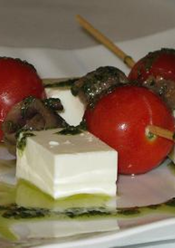 Una foto de Brocheta de queso, cherry y anchoa