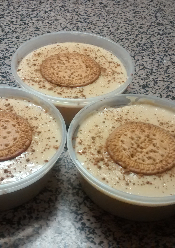 Una foto de Natillas de vainilla con galletas