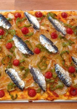 Una foto de Coca de sardinas