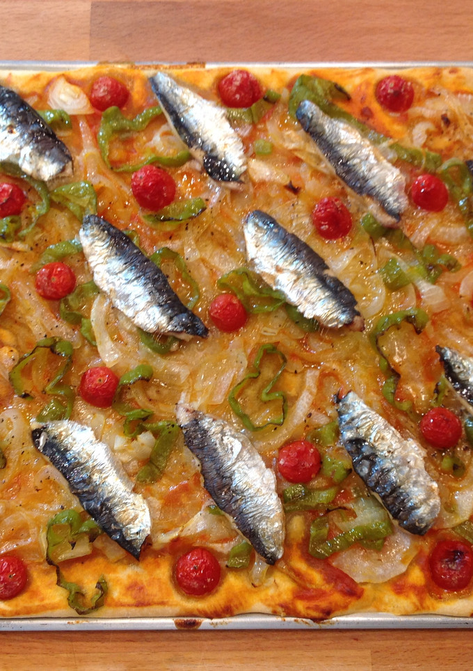 Una foto de Coca de sardinas
