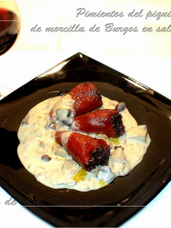 Una foto de Pimientos del piquillo rellenos de morcilla de Burgos en salsa de setas