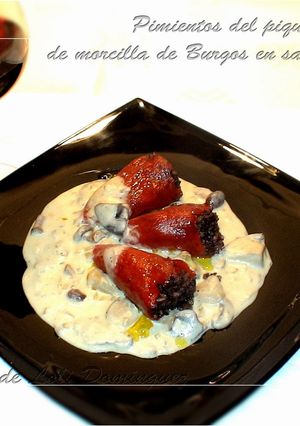 Una foto de Pimientos del piquillo rellenos de morcilla de Burgos en salsa de setas