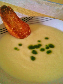 Una foto de Crema de calabacín con pan horneado