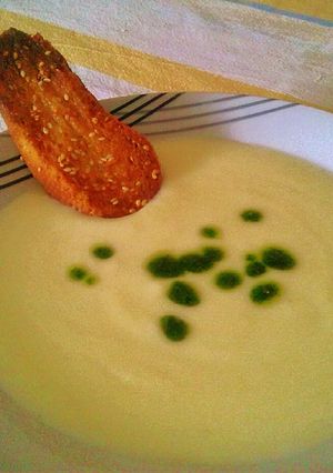 Una foto de Crema de calabacín con pan horneado