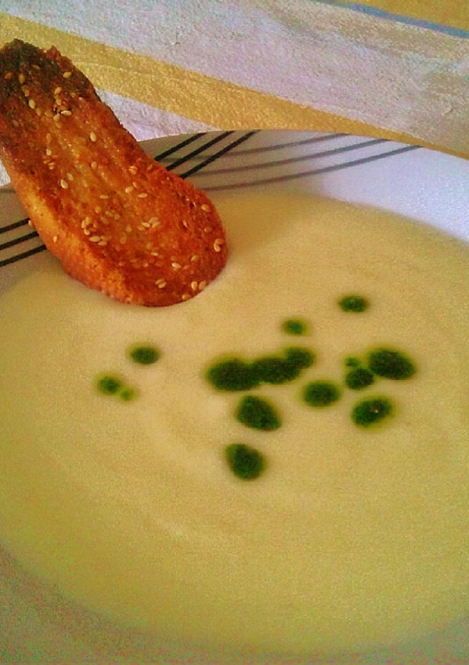 Una foto de Crema de calabacín con pan horneado