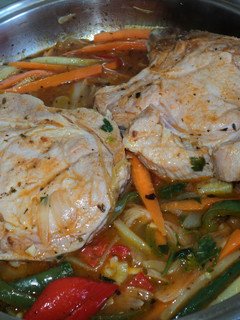 Una foto de Chuletas con salteado de verduras